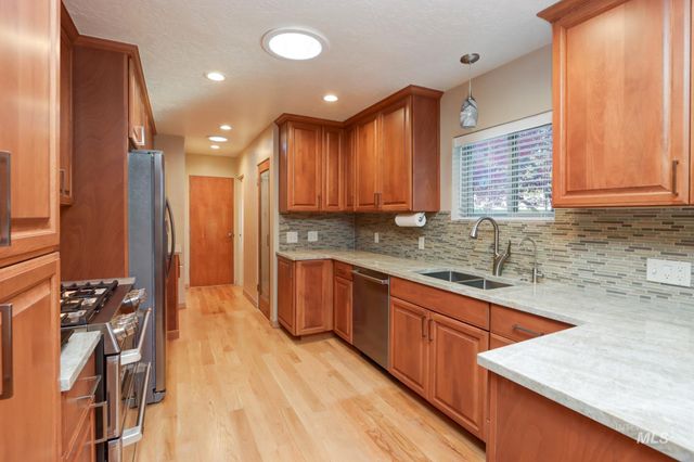 2106 N Cribbens Street, Boise, ID 83713