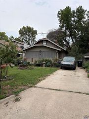 1215 SW Byron ST, Topeka, KS 66604