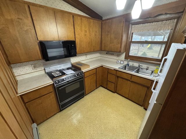 2414 LINA LANE, Green Bay, WI 54304