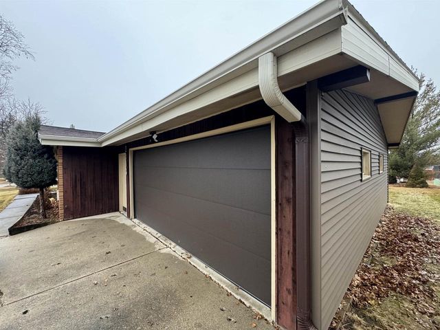 2414 LINA LANE, Green Bay, WI 54304