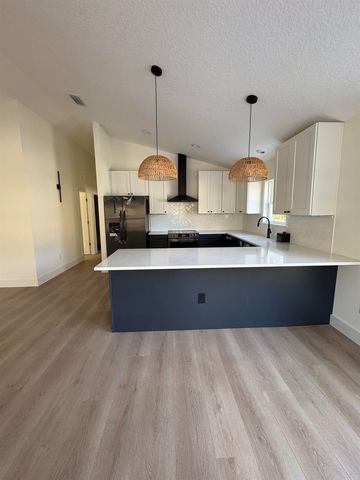 2855 N Seventh St, St Augustine, FL 32084