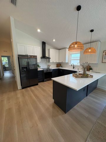 2855 N Seventh St, St Augustine, FL 32084