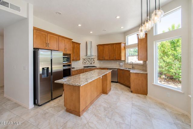 912 Los Pinos Way, El Paso, TX 79912