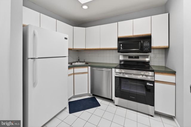 141 CHALKBOARD CT, Moorestown, NJ 08057