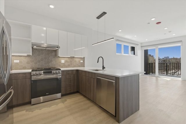 948 W Sunnyside Avenue 201, Chicago, IL 60640