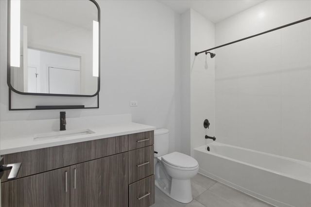 948 W Sunnyside Avenue 201, Chicago, IL 60640