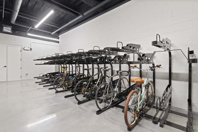 948 W Sunnyside Avenue 201, Chicago, IL 60640