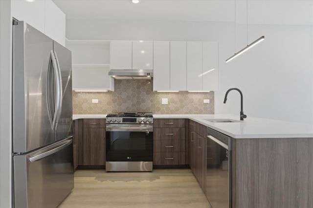 948 W Sunnyside Avenue 201, Chicago, IL 60640