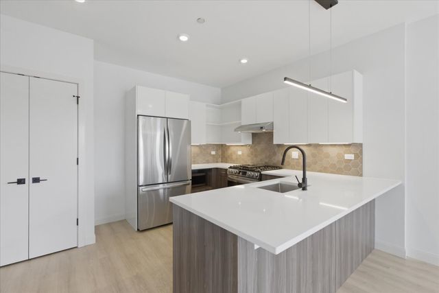 948 W Sunnyside Avenue 201, Chicago, IL 60640