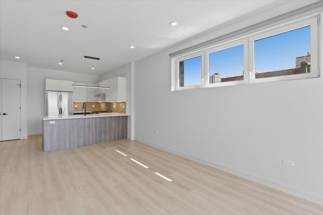 948 W Sunnyside Avenue 201, Chicago, IL 60640