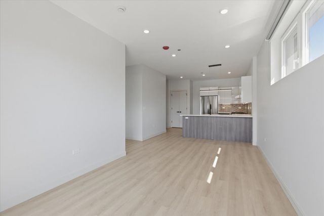 948 W Sunnyside Avenue 201, Chicago, IL 60640