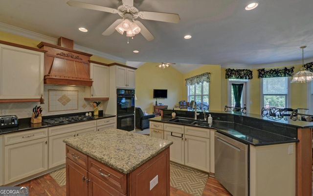 227 Capri Drive, Hartwell, GA 30643