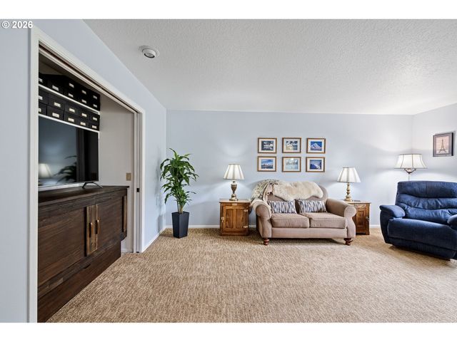 2101 KINGFISHER Way, Eugene, OR 97401