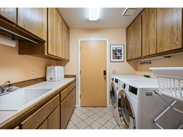 2101 KINGFISHER Way, Eugene, OR 97401