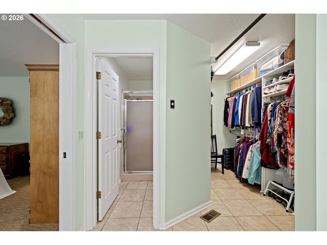2101 KINGFISHER Way, Eugene, OR 97401