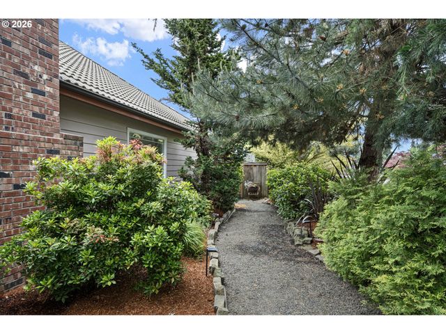 2101 KINGFISHER Way, Eugene, OR 97401