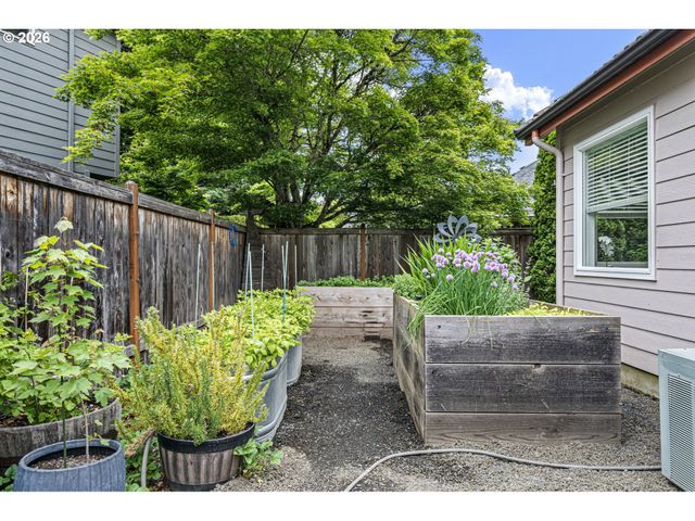 2101 KINGFISHER Way, Eugene, OR 97401