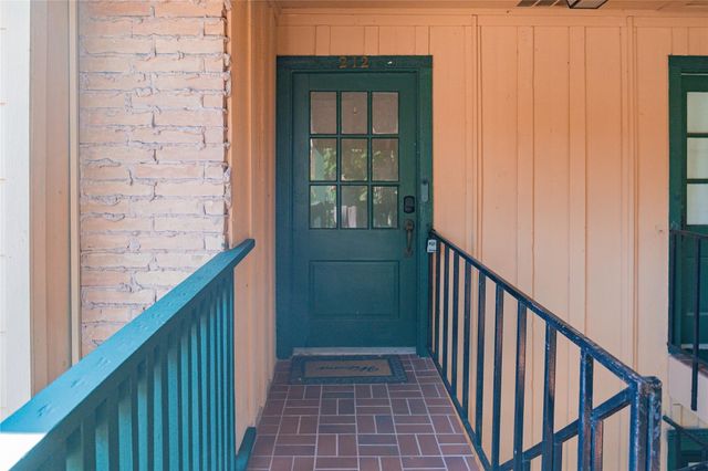 8223 Kingsbrook Road 212, Houston, TX 77024