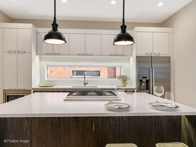 2347 W MORSE Avenue, Chicago, IL 60645