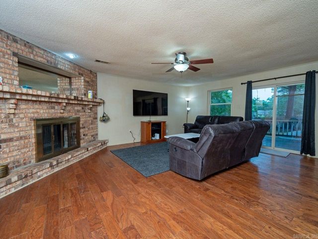 2 Kingspark Drive, Maumelle, AR 72113