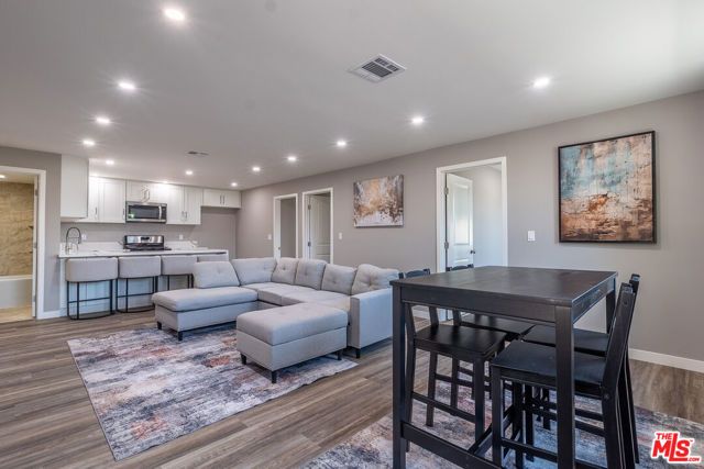 20456 Strathern St, Winnetka (los Angeles), CA 91306