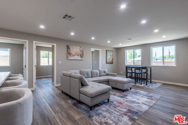 20456 Strathern St, Winnetka (los Angeles), CA 91306