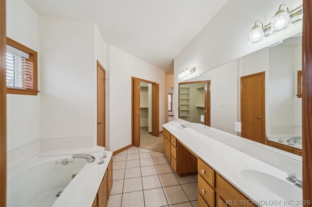 1220 SE 14th Street, Pryor, OK 74361