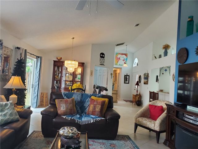 572 10th Place, Vero Beach, FL 32960