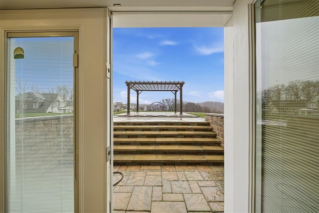 286 Buckingham Dr, Ohio Twp, PA 15237