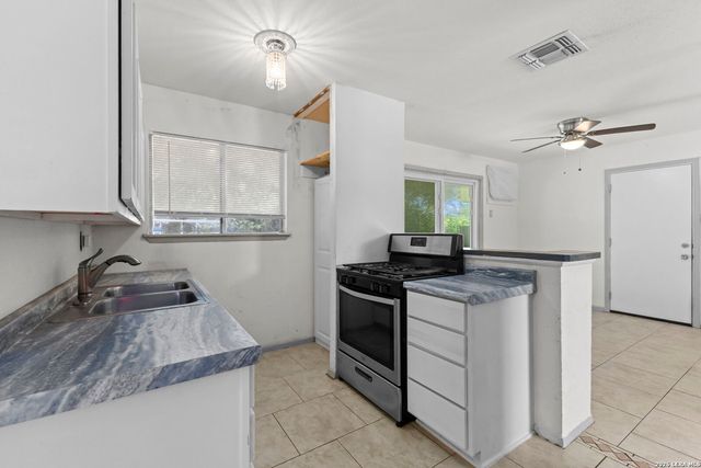143 Surfrider St, San Antonio, TX 78242