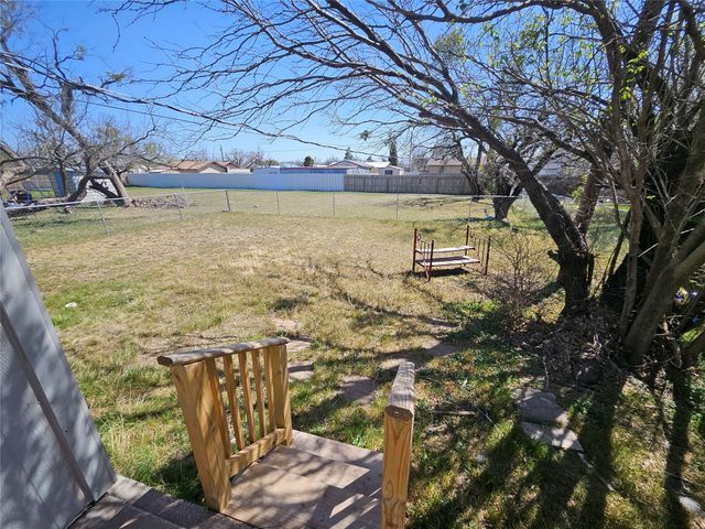 216 South Street, Tye, TX 79563