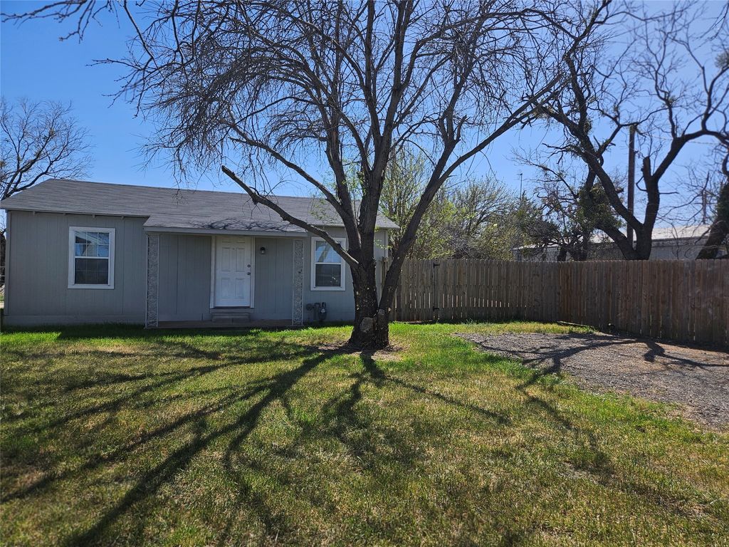 216 South Street, Tye, TX 79563