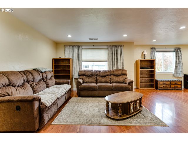 115 SAXON Pl, Junction City, OR 97448