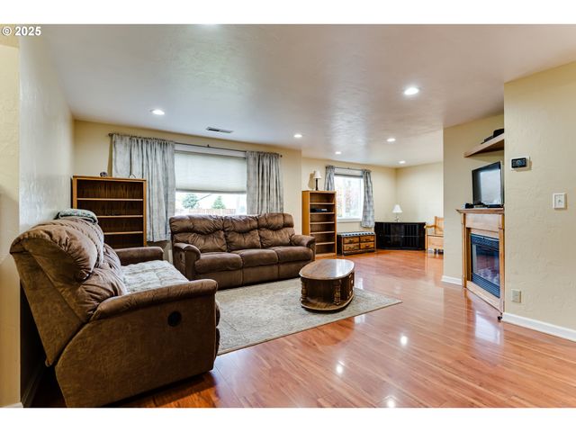 115 SAXON Pl, Junction City, OR 97448