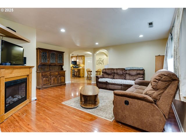 115 SAXON Pl, Junction City, OR 97448