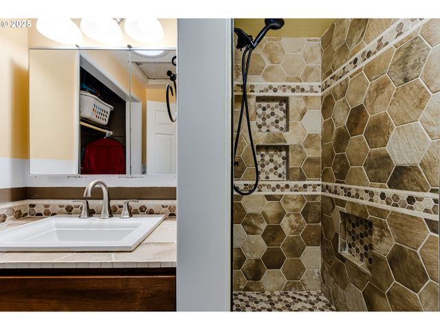 115 SAXON Pl, Junction City, OR 97448