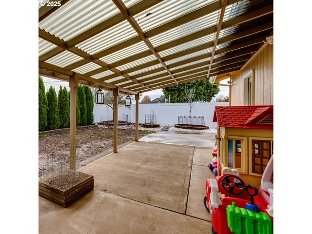 115 SAXON Pl, Junction City, OR 97448