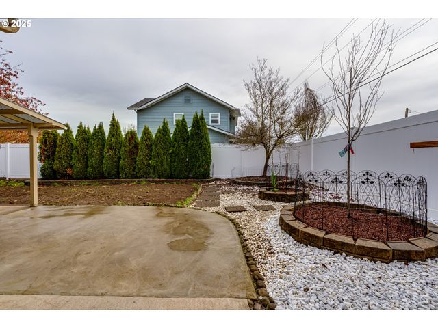 115 SAXON Pl, Junction City, OR 97448