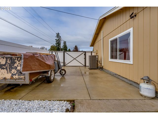 115 SAXON Pl, Junction City, OR 97448