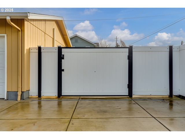 115 SAXON Pl, Junction City, OR 97448