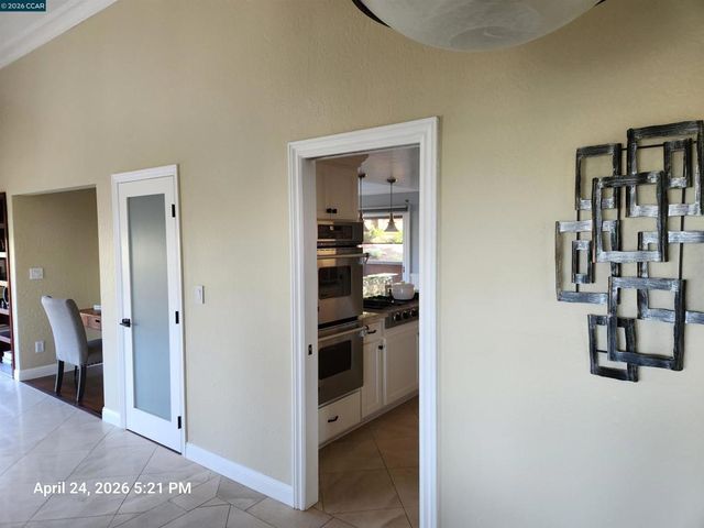5530 Merritt Dr, Concord, CA 94521