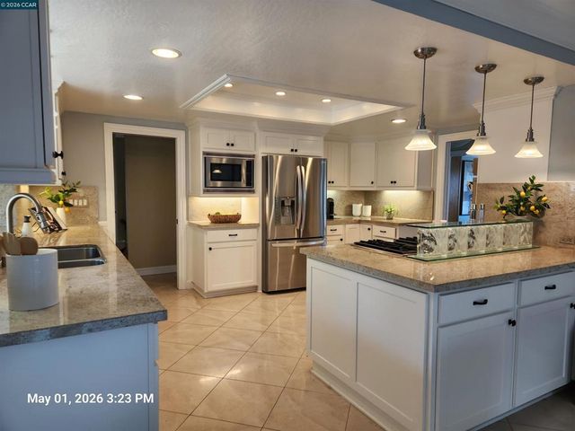 5530 Merritt Dr, Concord, CA 94521
