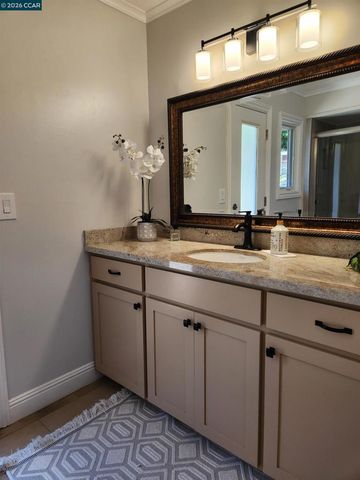 5530 Merritt Dr, Concord, CA 94521