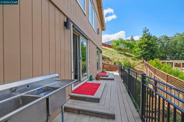 5530 Merritt Dr, Concord, CA 94521