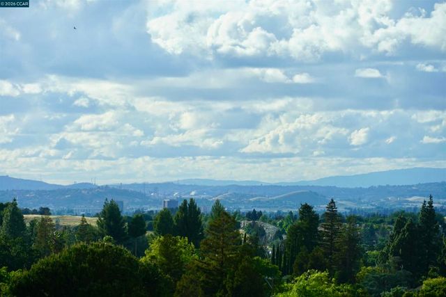 5530 Merritt Dr, Concord, CA 94521