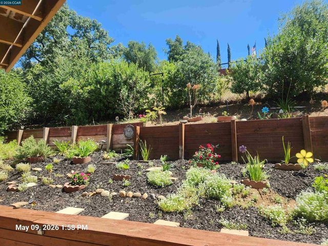 5530 Merritt Dr, Concord, CA 94521