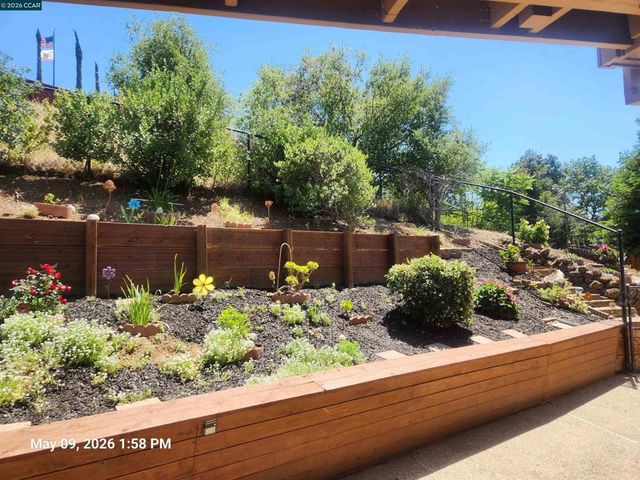 5530 Merritt Dr, Concord, CA 94521