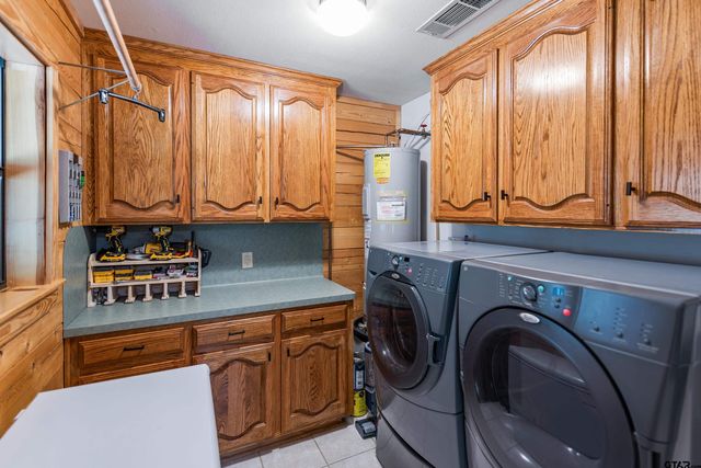 194 Sabine St, Scroggins, TX 75480