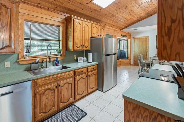 194 Sabine St, Scroggins, TX 75480