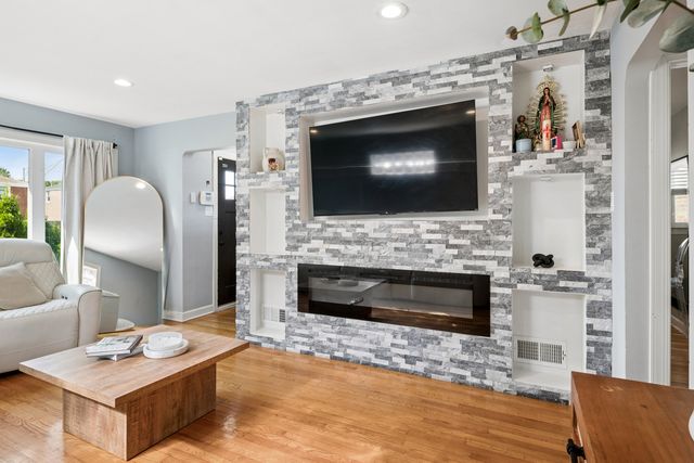 3738 W 83rd Place, Chicago, IL 60652